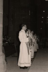 Ludvík Armbruster (vpředu) při kněžském svěcení, dóm ve Frankfurtu nad Mohanem, 1959