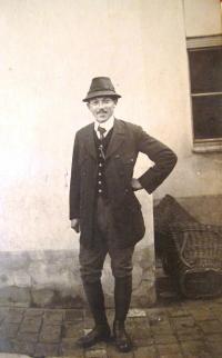 Bratranec maminky zaměstnaný na Vysokém Chlumci jako podkoní. Rok 1920