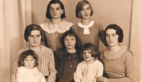 cca 1935 sestry Szulcovy - shora zleva: Eva, Irena +Zofie, Halina, Marie + Bibiana, Janina