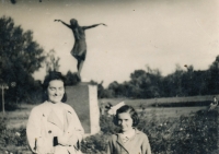 Marie + Bibiana, Varšava, 1942