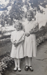 Dvě z dvaačtyřiceti dětí z Údolí smrti u Dukelského průsmyku, kterým Květoslava Bartoňová zařídila pobyt v Olomouci v letech 1946 -47