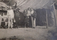 Lidé v Údolí smrti u Dukelského průsmyku v roce 1946