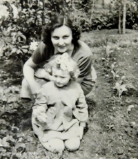 Květoslava Barton with daughter