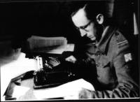 Václav Straka often accompanied units to the front and wrote reports about them. In the editor’s office of the military magazine „Our newspaper“ in 1945. 