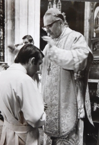 Josef Kajnek během kněžského svěcení v roce 1976
