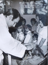 Josef Kajnek během primice v Kutné Hoře v roce 1976 dává své mamince novokněžské požehnání