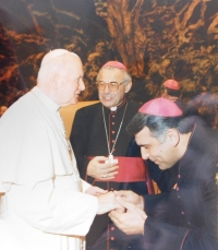 Mons. Josef Kajenek s papežem Janem Pavlem II. a kardinálem Miloslavem Vlkem
