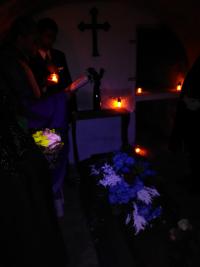 Ukladanie Wolfganga Mannera do rodinnej hrobky po skončení obradu (2016).