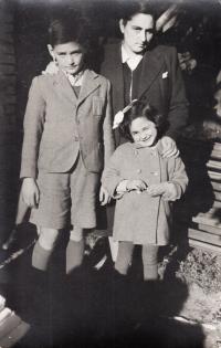 S maminkou a bratrem Bedřichem, Tisovec, 1942