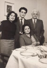S rodiči a bratrem Bedřichem, Nové Zámky 1957