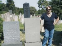 Ruth Beery u hrobu prarodičů, Hlohovec