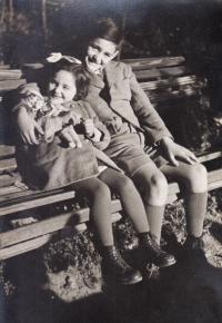 Růžena s bratrem Bedřichem, 1942