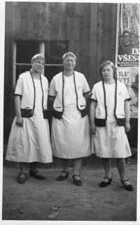 Sokolky v předválečných letech v krojích, Marie Weitzenbauerová (matka Dagmary) vlevo