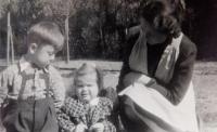 Věra Ruprechtová s dětmi Věrou (pamětnice) a Jiřím