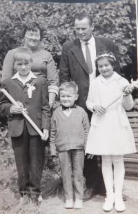 Rodina Blahutova v roce 1968 při prvním přijímání jejich dětí