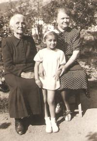 Milena with her grannies Krajinová and Závodská, Třebíč in the Šilhans´garden 1939a