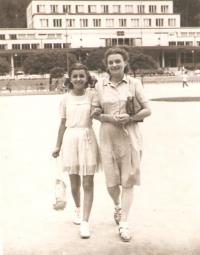 Milena s maminkou v Luhačovicích, 1947
