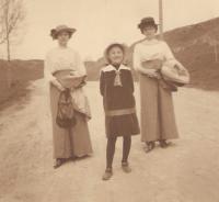 Granny Závodská with Milena´s mother (in the middle) and aunt Josefína, Tasov 1914