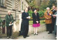 Unveiling the plaque to honour prof. Krajina, Institute of Botany, Prague 2002, (Canadian Ambassador in the middle, members of the Milada Horáková Club