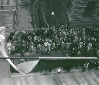 Vyvěšení vlajek spojenců z Národního divadla 5.května 1945 (někde u lampy stojí rodina Drábkova)
