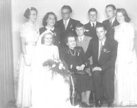 První svatba z vnuků a vnuček babičky Kučerové v roce 1946 v Ústí nad Orlicí. Jan uprostřed v šedivém obleku