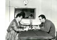 Jan Drábek a Jethro Spencer McIntosh (Jiří Sehnal) ve studiu Svobodné Evropy v roce 1962