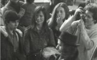 Gáspár Zsuzsa, Bálint (Kollár) Mariann, Dobos Emőke, Donáth Péter (géppel a kezében) és Bálint István a repülőtéri váróban, 1976