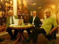 Radnóti Sándor, Fogarassy Miklós és Vajda Kornál beszélget az Írók Könyvesboltjában, 2010 