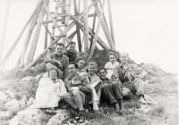 V roce 1956 s přáteli na Slovensku