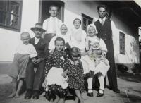 Rodina Bednárová v osadě Dolina. Pavel Bednár nahoře vlevo