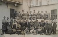03 - zaměstnanci Lišnovské továrny na výrobu nábytku - rok 1933