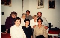 Zdena Kmuníčková vpravo nahoře s kolegy