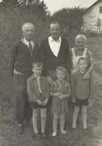 Francis Sedoník with parents and children in 1958