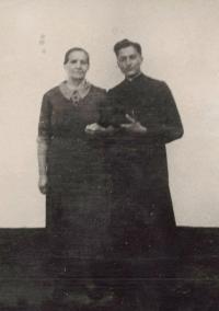 1948 - s maminkou jako kněz