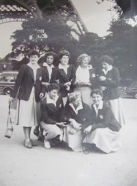 Team of czech volleyball female players (World University Games, Paris 1957)