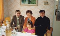 1984 - Na návštěvě u rodiny v Dolních Bojanovicích. Petr Esterka se sestrou Anežkou, bratrancem Vojtěchem a neteří Jitkou.