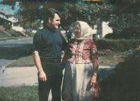 1977 - S maminkou ve svém působišti v USA