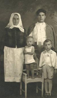 1940 (cca) - Petr Esterka s rodiči a sestrou Anežkou, Dolní Bojanovice