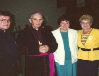 1990 - Vzácná fotografie zachycuje arcibiskupa Františka Vaňáka na měsíční pastorační cestě po USA. Po levé straně Petr Esterka, po pravé straně Anežka Hromková