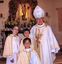 2011 - Velikonoce v Kalifornii, biskup Petr Esterka s dětmi krajanů