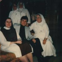 1963 - s řádovými sestrami, které Petra Esterku učily anglicky