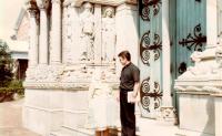 1977 - Petr Esterka s maminkou u kaple koleje sv. Kateřiny