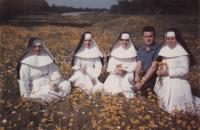 1963 - USAna výletě s řádovými sestrami, které Petra Esterku učily anglicky. Na rubu fotky stojí: "Když jsem si koupil auto, vyjeli jsme ho "oprubovat". Sestry s sebou vzaly fotoaparát a zrovna jsme uviděli pěkné místo a tak jsme se na chvilku zastavili."