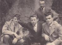 1957 - Petr Esterka (dole napravo) a Josef Šupa (dole nalevo) s kamarády v uprchlickém táboře v Rakousku