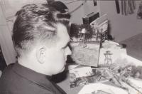 1963 - USA, Petr Esterka s fotkami hranic při sepisování vzpomínek na ilegální přechod