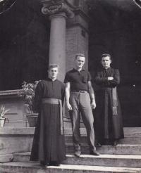 1967 - Petr Esterka (vpravo), Vladimír Syrovátka (uprostřed), Josef Šupa (vlevo) u koleje v Římě. Setkání po deseti letech od společného útěku z Československa.