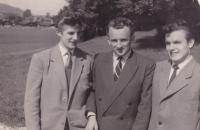 1957 - září, uprchlický tábor v Rakousku, Petr Esterka vpravo, Josef Šupa vlevo, uprostřed kamarád. Petr Esterka někde vzpomínal, že při přechodu hranic měl Syrovátka na starosti zavazadla, která zůstala mezi dráty. Fotoaparát mu zůstal.