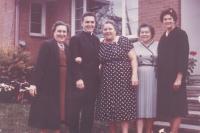 1963 - USA, Petr Esterka s krajankami (v šedém Marie Topenčíková, která odešla také z Dolních Bojanovic do USA)