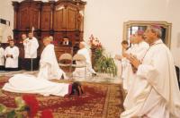 1999 -biskupské svěcení,  Petr Esterka (leží). Napravo Giovanni Copa, apoštolský nuncius, Vojtěch Cirkle, brněnský biskup a Jan Graubner, olomoucký arcibiskup