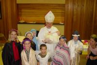 2006 - Vánoce, biskup Petr Esterka s farníky